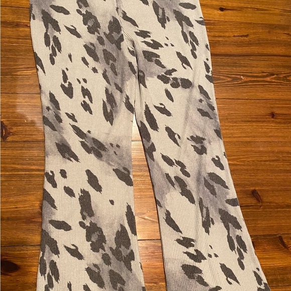 Express Ladies Printed Gray Ribbed High Waisted Flare Pants NWT Size XL - Picture 3 of 5